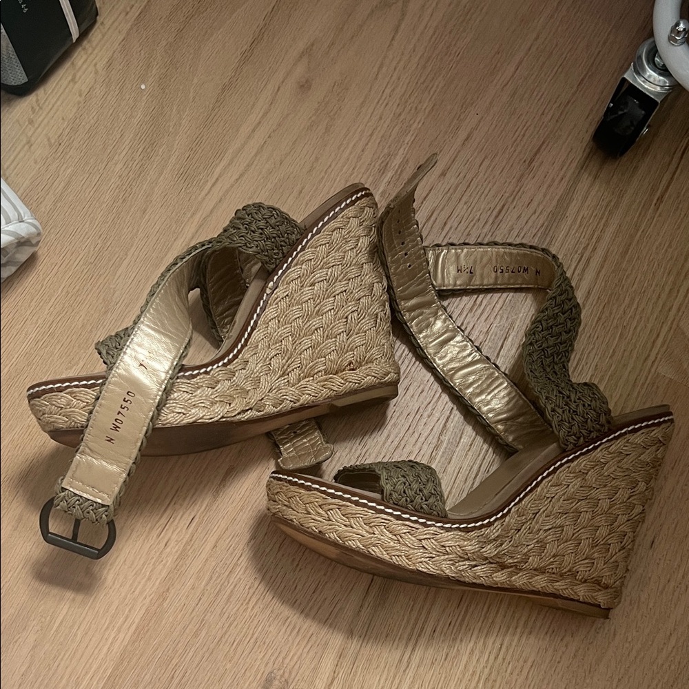 Stuart Weitzman Olive Woven Sandals - Picture 2 of 3